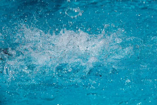 Tasarım amaçlı olarak havuzda suyun yakınlaştırılması