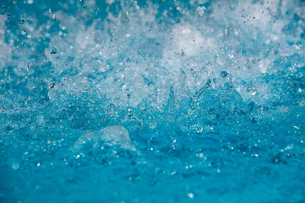 Tasarım amaçlı olarak havuzda suyun yakınlaştırılması