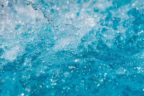 Tasarım amaçlı olarak havuzda suyun yakınlaştırılması