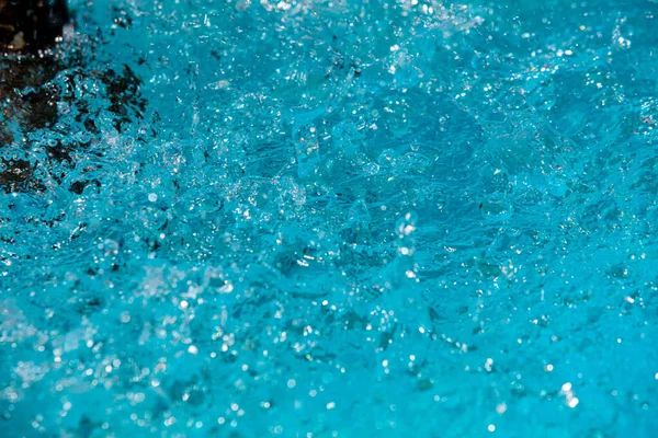 Tasarım amaçlı olarak havuzda suyun yakınlaştırılması