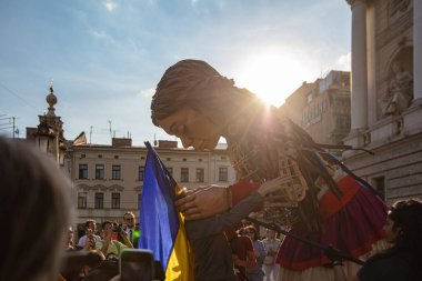 Lviv, Ukrayna - 11 Mayıs 2022: Küçük Amal, Lviv, Ukrayna 'da Suriyeli bir mülteci kızı temsil eden dev bir kukla
