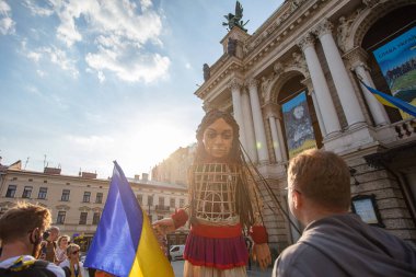 Lviv, Ukrayna - 11 Mayıs 2022: Küçük Amal, Lviv, Ukrayna 'da Suriyeli bir mülteci kızı temsil eden dev bir kukla