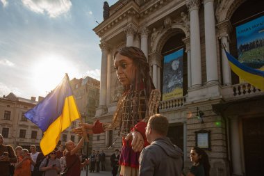Lviv, Ukrayna - 11 Mayıs 2022: Küçük Amal, Lviv, Ukrayna 'da Suriyeli bir mülteci kızı temsil eden dev bir kukla