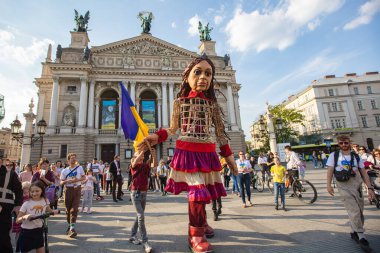 Lviv, Ukrayna - 11 Mayıs 2022: Küçük Amal, Lviv, Ukrayna 'da Suriyeli bir mülteci kızı temsil eden dev bir kukla