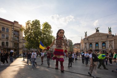 Lviv, Ukrayna - 11 Mayıs 2022: Küçük Amal, Lviv, Ukrayna 'da Suriyeli bir mülteci kızı temsil eden dev bir kukla