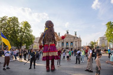 Lviv, Ukrayna - 11 Mayıs 2022: Küçük Amal, Lviv, Ukrayna 'da Suriyeli bir mülteci kızı temsil eden dev bir kukla