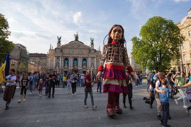 Lviv, Ukrayna - 11 Mayıs 2022: Küçük Amal, Lviv, Ukrayna 'da Suriyeli bir mülteci kızı temsil eden dev bir kukla