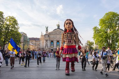 Lviv, Ukrayna - 11 Mayıs 2022: Küçük Amal, Lviv, Ukrayna 'da Suriyeli bir mülteci kızı temsil eden dev bir kukla