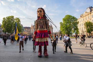Lviv, Ukrayna - 11 Mayıs 2022: Küçük Amal, Lviv, Ukrayna 'da Suriyeli bir mülteci kızı temsil eden dev bir kukla