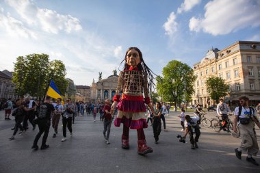 Lviv, Ukrayna - 11 Mayıs 2022: Küçük Amal, Lviv, Ukrayna 'da Suriyeli bir mülteci kızı temsil eden dev bir kukla