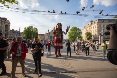 Lviv, Ukrayna - 11 Mayıs 2022: Küçük Amal, Lviv, Ukrayna 'da Suriyeli bir mülteci kızı temsil eden dev bir kukla
