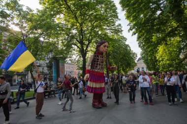 Lviv, Ukrayna - 11 Mayıs 2022: Küçük Amal, Lviv, Ukrayna 'da Suriyeli bir mülteci kızı temsil eden dev bir kukla