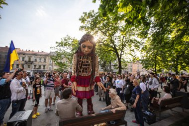 Lviv, Ukrayna - 11 Mayıs 2022: Küçük Amal, Lviv, Ukrayna 'da Suriyeli bir mülteci kızı temsil eden dev bir kukla