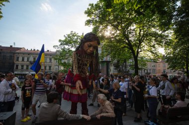 Lviv, Ukrayna - 11 Mayıs 2022: Küçük Amal, Lviv, Ukrayna 'da Suriyeli bir mülteci kızı temsil eden dev bir kukla