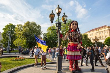 Lviv, Ukrayna - 11 Mayıs 2022: Küçük Amal, Lviv, Ukrayna 'da Suriyeli bir mülteci kızı temsil eden dev bir kukla