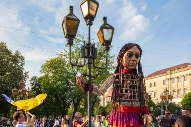 Lviv, Ukrayna - 11 Mayıs 2022: Küçük Amal, Lviv, Ukrayna 'da Suriyeli bir mülteci kızı temsil eden dev bir kukla