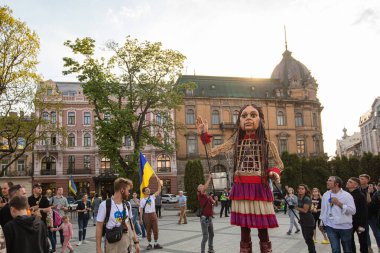 Lviv, Ukrayna - 11 Mayıs 2022: Küçük Amal, Lviv, Ukrayna 'da Suriyeli bir mülteci kızı temsil eden dev bir kukla