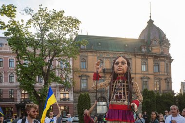 Lviv, Ukrayna - 11 Mayıs 2022: Küçük Amal, Lviv, Ukrayna 'da Suriyeli bir mülteci kızı temsil eden dev bir kukla