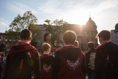 Lviv, Ukrayna - 11 Mayıs 2022: Küçük Amal, Lviv, Ukrayna 'da Suriyeli bir mülteci kızı temsil eden dev bir kukla