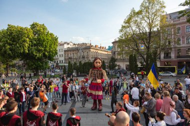 Lviv, Ukrayna - 11 Mayıs 2022: Küçük Amal, Lviv, Ukrayna 'da Suriyeli bir mülteci kızı temsil eden dev bir kukla
