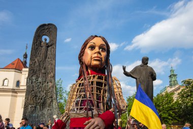Lviv, Ukrayna - 11 Mayıs 2022: Küçük Amal, Lviv, Ukrayna 'da Suriyeli bir mülteci kızı temsil eden dev bir kukla