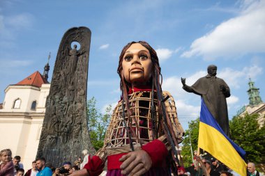 Lviv, Ukrayna - 11 Mayıs 2022: Küçük Amal, Lviv, Ukrayna 'da Suriyeli bir mülteci kızı temsil eden dev bir kukla