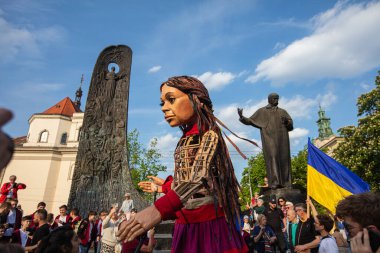 Lviv, Ukrayna - 11 Mayıs 2022: Küçük Amal, Lviv, Ukrayna 'da Suriyeli bir mülteci kızı temsil eden dev bir kukla