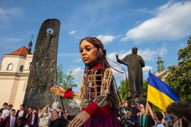 Lviv, Ukrayna - 11 Mayıs 2022: Küçük Amal, Lviv, Ukrayna 'da Suriyeli bir mülteci kızı temsil eden dev bir kukla