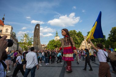 Lviv, Ukrayna - 11 Mayıs 2022: Küçük Amal, Lviv, Ukrayna 'da Suriyeli bir mülteci kızı temsil eden dev bir kukla