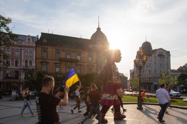 Lviv, Ukrayna - 11 Mayıs 2022: Küçük Amal, Lviv, Ukrayna 'da Suriyeli bir mülteci kızı temsil eden dev bir kukla