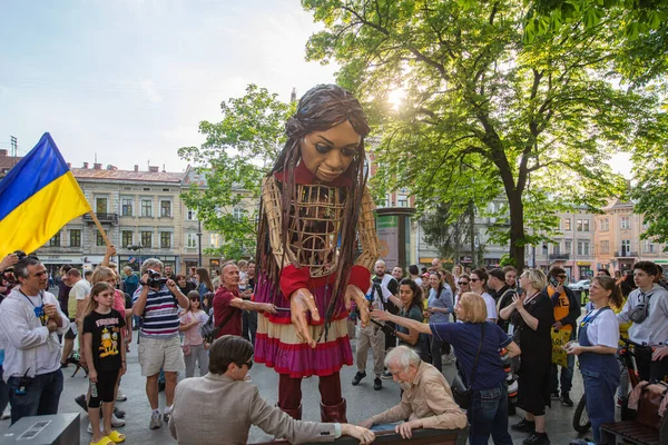 Lviv, Ukrayna - 11 Mayıs 2022: Küçük Amal, Lviv, Ukrayna 'da Suriyeli bir mülteci kızı temsil eden dev bir kukla