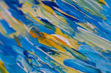 Tasarım amacı için fırça darbeleriyle mavi ve sarı resme yakın çekim