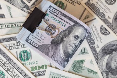 Tasarım amaçlı arkaplanda dolar üzerine ciltlenmiş 100 dolarlık banknotlar