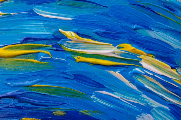 Tasarım amacı için fırça darbeleriyle mavi ve sarı resme yakın çekim