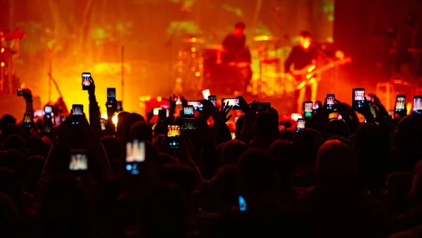 Руки Телефонами Концерті Атмосфера Концерті Сценічні Вогні — стокове фото