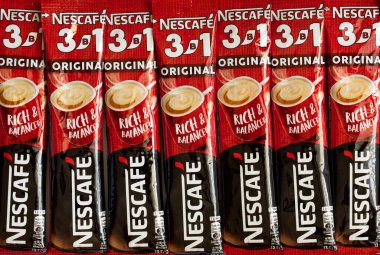 Bern, İsviçre - 10 Mayıs 2022: Nescafe 3 'ün çubukları 1 Orijinal, kremalı ve şekerli Anında Kahve