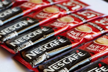 Bern, İsviçre - 10 Mayıs 2022: Nescafe 3 'ün çubukları 1 Orijinal, kremalı ve şekerli Anında Kahve