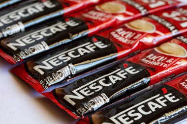 Bern, İsviçre - 10 Mayıs 2022: Nescafe 3 'ün çubukları 1 Orijinal, kremalı ve şekerli Anında Kahve