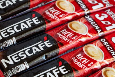 Bern, İsviçre - 10 Mayıs 2022: Nescafe 3 'ün çubukları 1 Orijinal, kremalı ve şekerli Anında Kahve