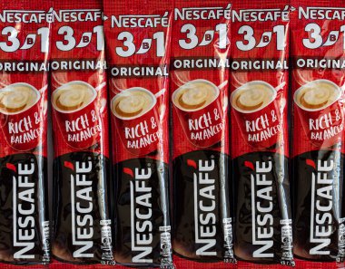 Bern, İsviçre - 10 Mayıs 2022: Nescafe 3 'ün çubukları 1 Orijinal, kremalı ve şekerli Anında Kahve