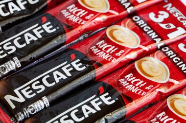 Bern, İsviçre - 10 Mayıs 2022: Nescafe 3 'ün çubukları 1 Orijinal, kremalı ve şekerli Anında Kahve