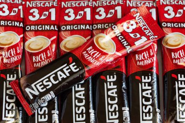 Bern, İsviçre - 10 Mayıs 2022: Nescafe 3 'ün çubukları 1 Orijinal, kremalı ve şekerli Anında Kahve