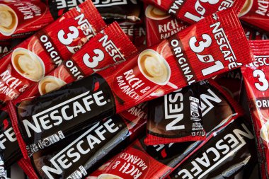 Bern, İsviçre - 10 Mayıs 2022: Nescafe 3 'ün çubukları 1 Orijinal, kremalı ve şekerli Anında Kahve