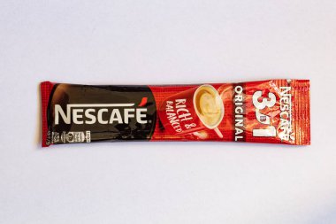 Bern, İsviçre - 10 Mayıs 2022: Nescafe 3 'ün çubukları 1 Orijinal, kremalı ve şekerli Anında Kahve