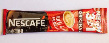 Bern, İsviçre - 10 Mayıs 2022: Nescafe 3 'ün çubukları 1 Orijinal, kremalı ve şekerli Anında Kahve