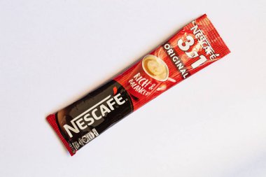Bern, İsviçre - 10 Mayıs 2022: Nescafe 3 'ün çubukları 1 Orijinal, kremalı ve şekerli Anında Kahve