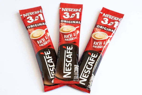 Bern, İsviçre - 10 Mayıs 2022: Nescafe 3 'ün çubukları 1 Orijinal, kremalı ve şekerli Anında Kahve