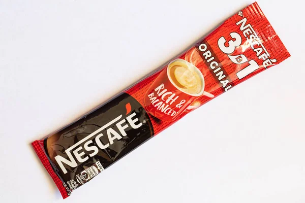 Bern, İsviçre - 10 Mayıs 2022: Nescafe 3 'ün çubukları 1 Orijinal, kremalı ve şekerli Anında Kahve