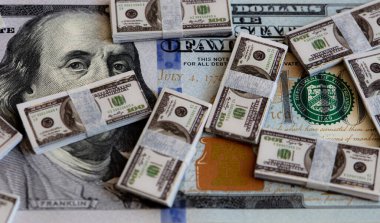 Tasarım amacı için 100 dolarlık banknot üzerine 100 dolarlık banknotlar.