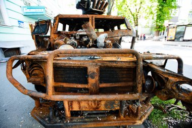 Kyiv, Ukrayna - 1 Haziran 2022: Ukrayna 'nın Ukrayna kentindeki Ulusal Askeri Tarih Müzesi yakınlarında imha edilmiş Rus askeri teçhizatı sergisi